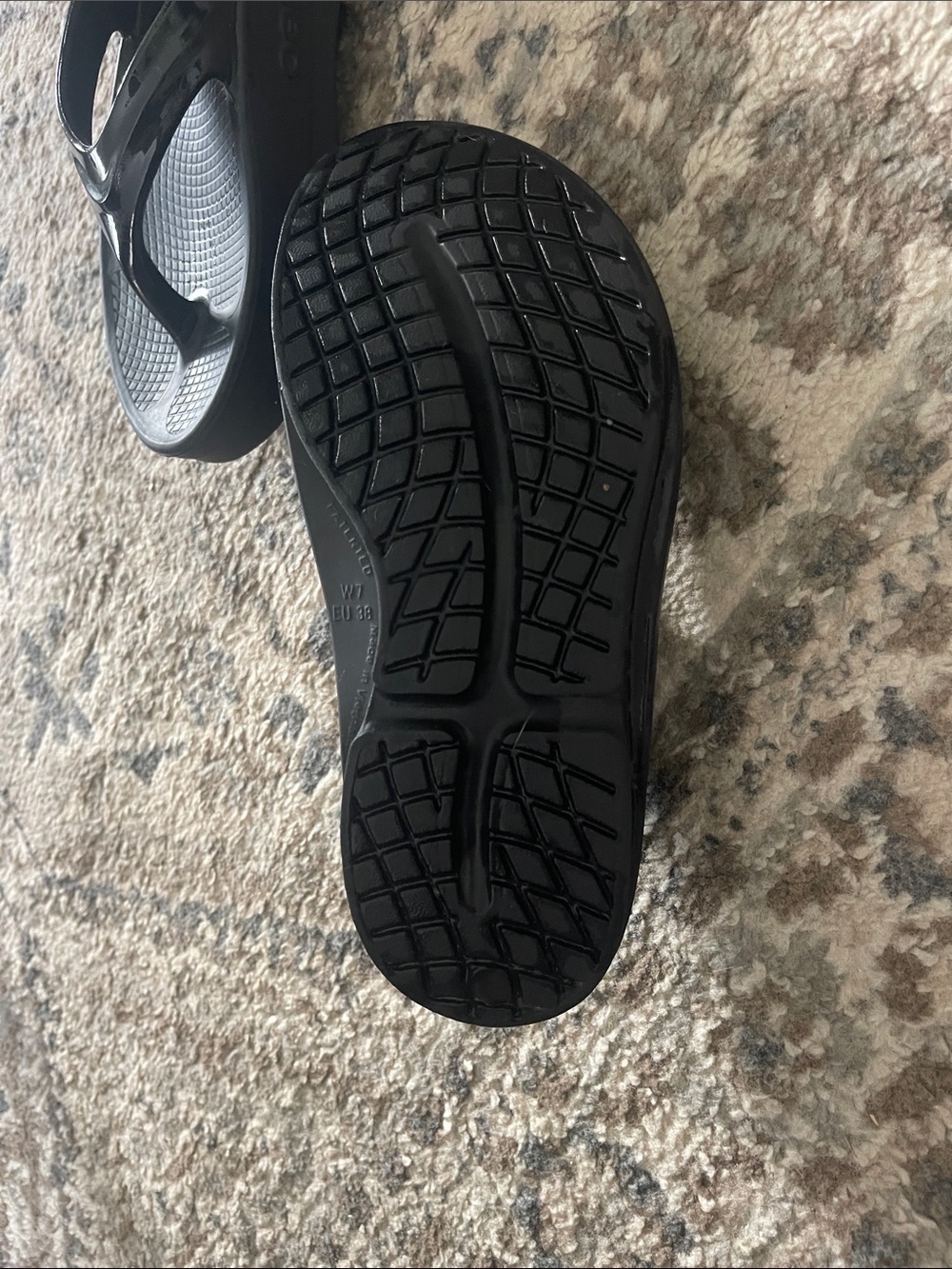 Oofos Oomega Oolala Recovery flip flops. Size 7 - Picture 7 of 7